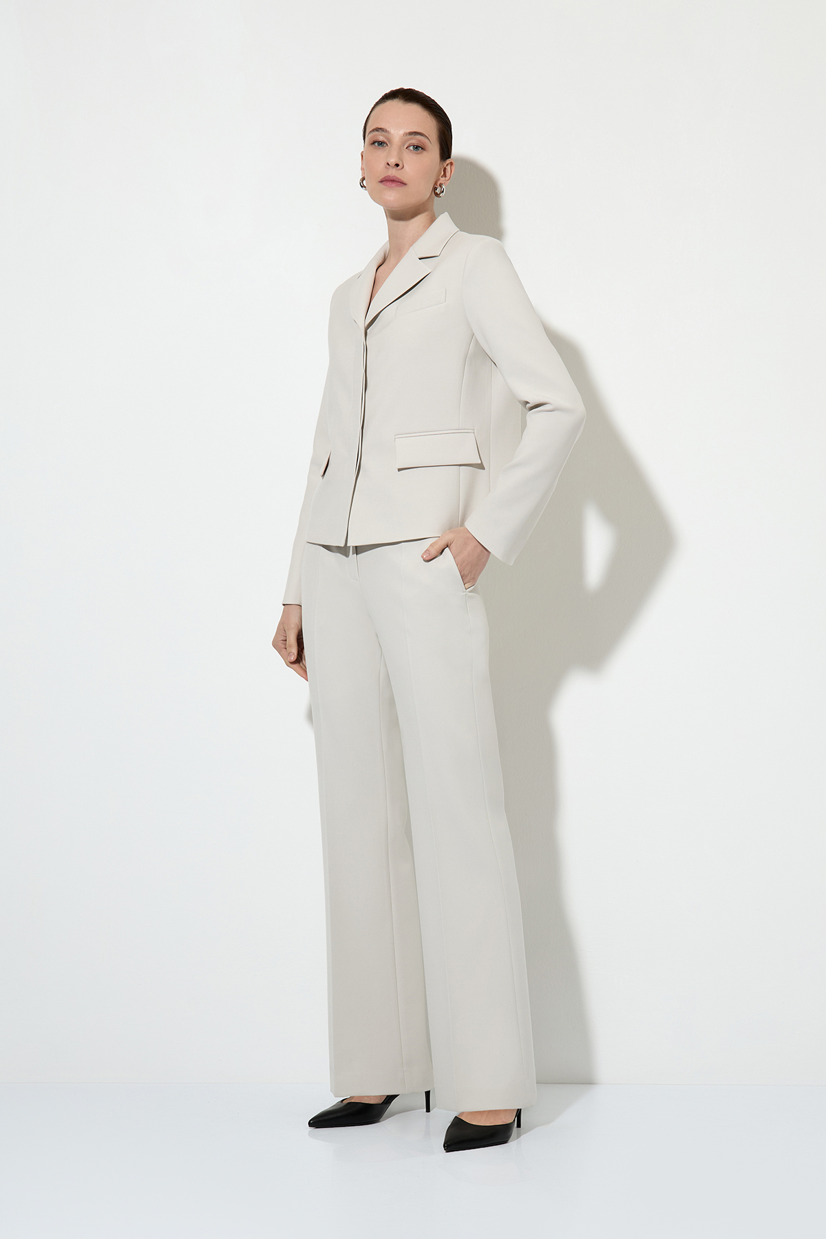 Укороченный жакет со скрытой застежкой , пол женский, цвет белый, фото №3