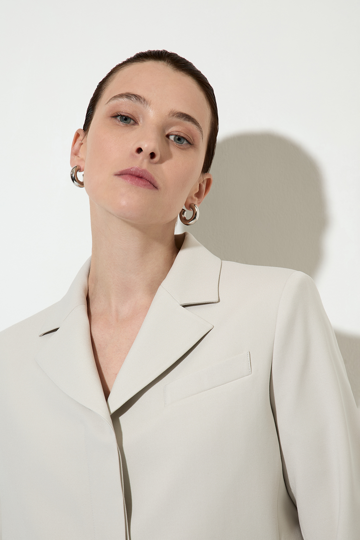 Укороченный жакет со скрытой застежкой , пол женский, цвет белый, фото №4