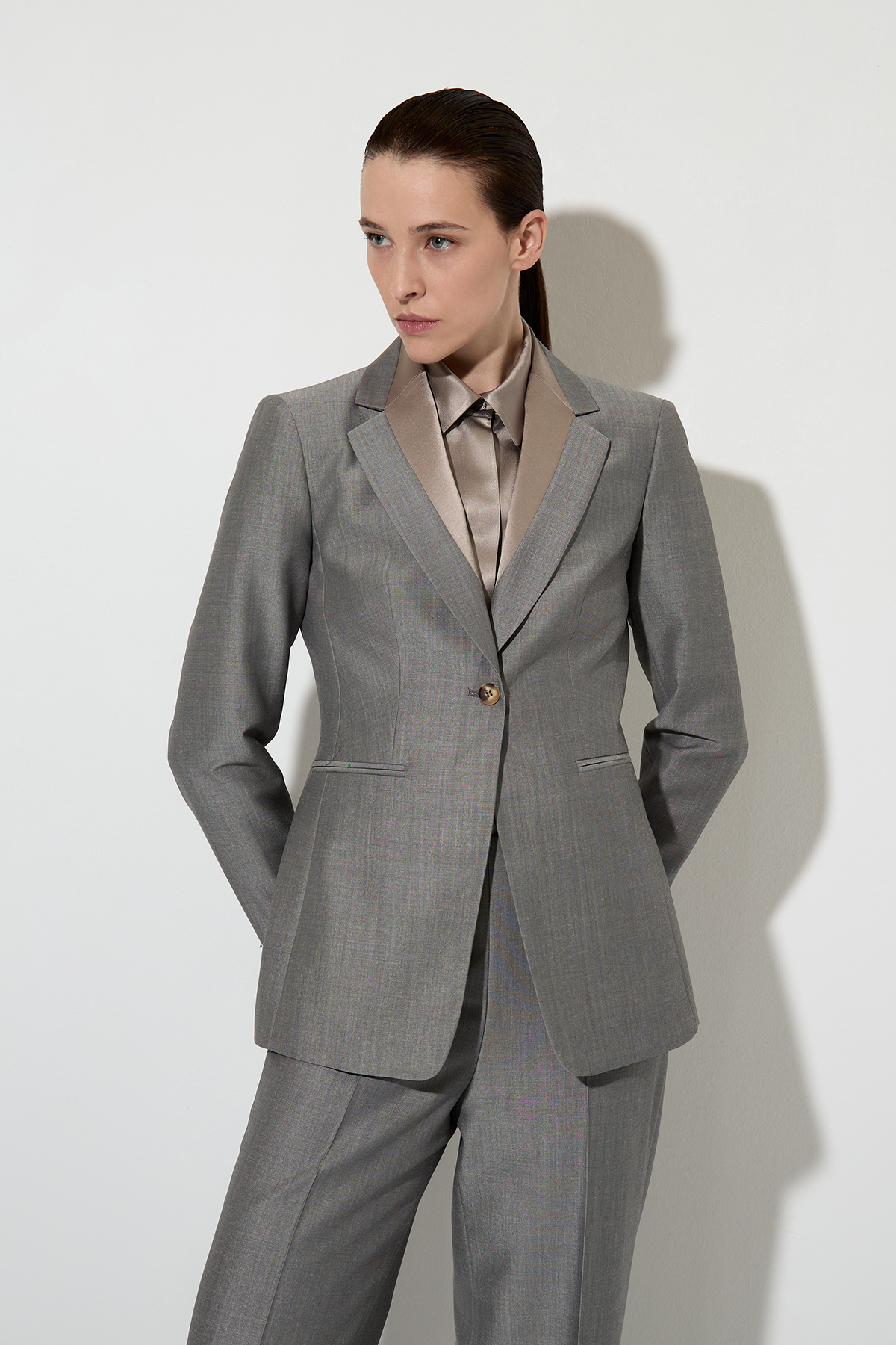 Однобортный жакет с отделкой из атласа VASSA&Co, пол женский, цвет серый, фото №3