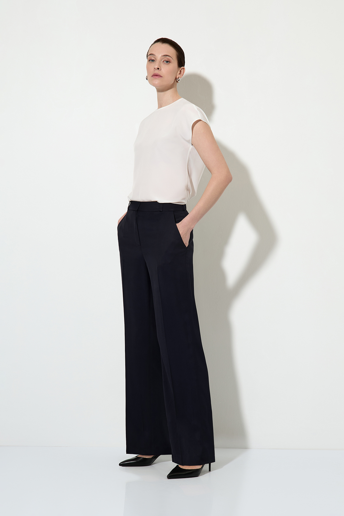 Trousers VASSA&Co, пол female, цвет синий, фото №3