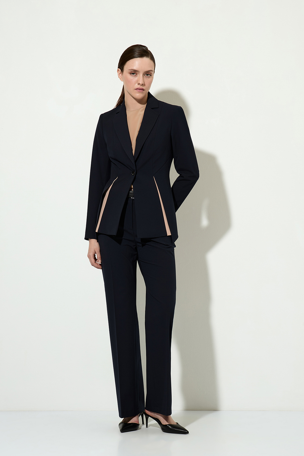 Однобортный жакет приталенного силуэта VASSA&Co, пол женский, цвет синий, фото №6