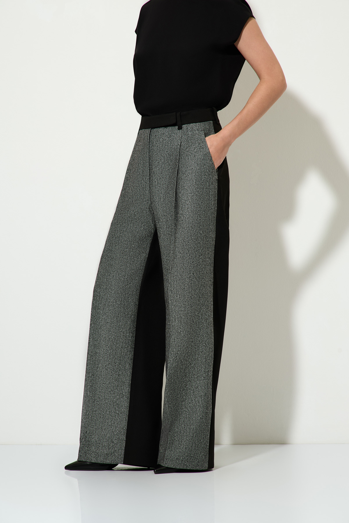 Брюки в стиле color block VASSA&Co, пол женский, цвет серый, фото №5