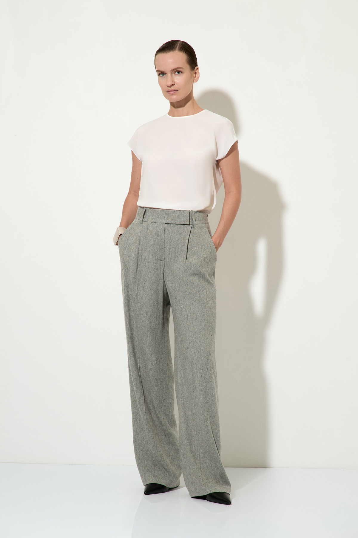 Брюки прямого кроя VASSA&Co, пол женский, цвет серый, фото №5