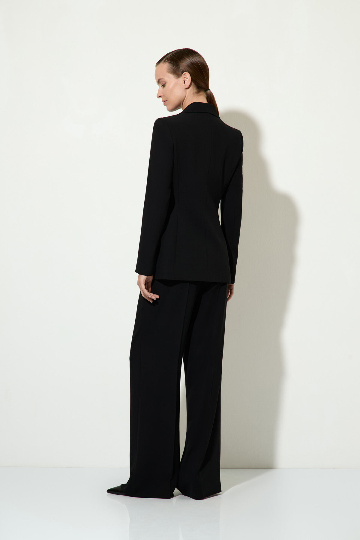 Однобортный жакет приталенного силуэта VASSA&Co, пол женский, цвет черный, фото №5