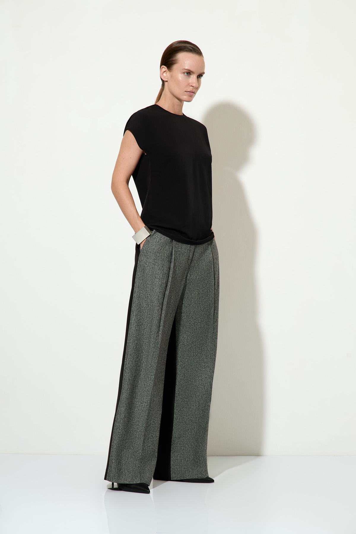 Брюки в стиле color block VASSA&Co, пол женский, цвет серый, фото №3