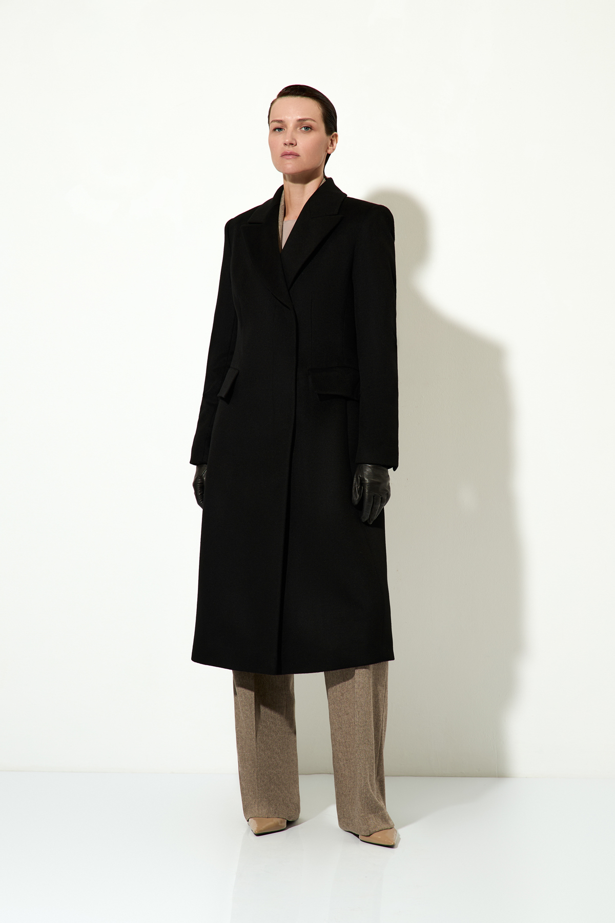 Приталенное пальто из шерсти и кашемира VASSA&Co, пол женский, цвет черный, фото №4