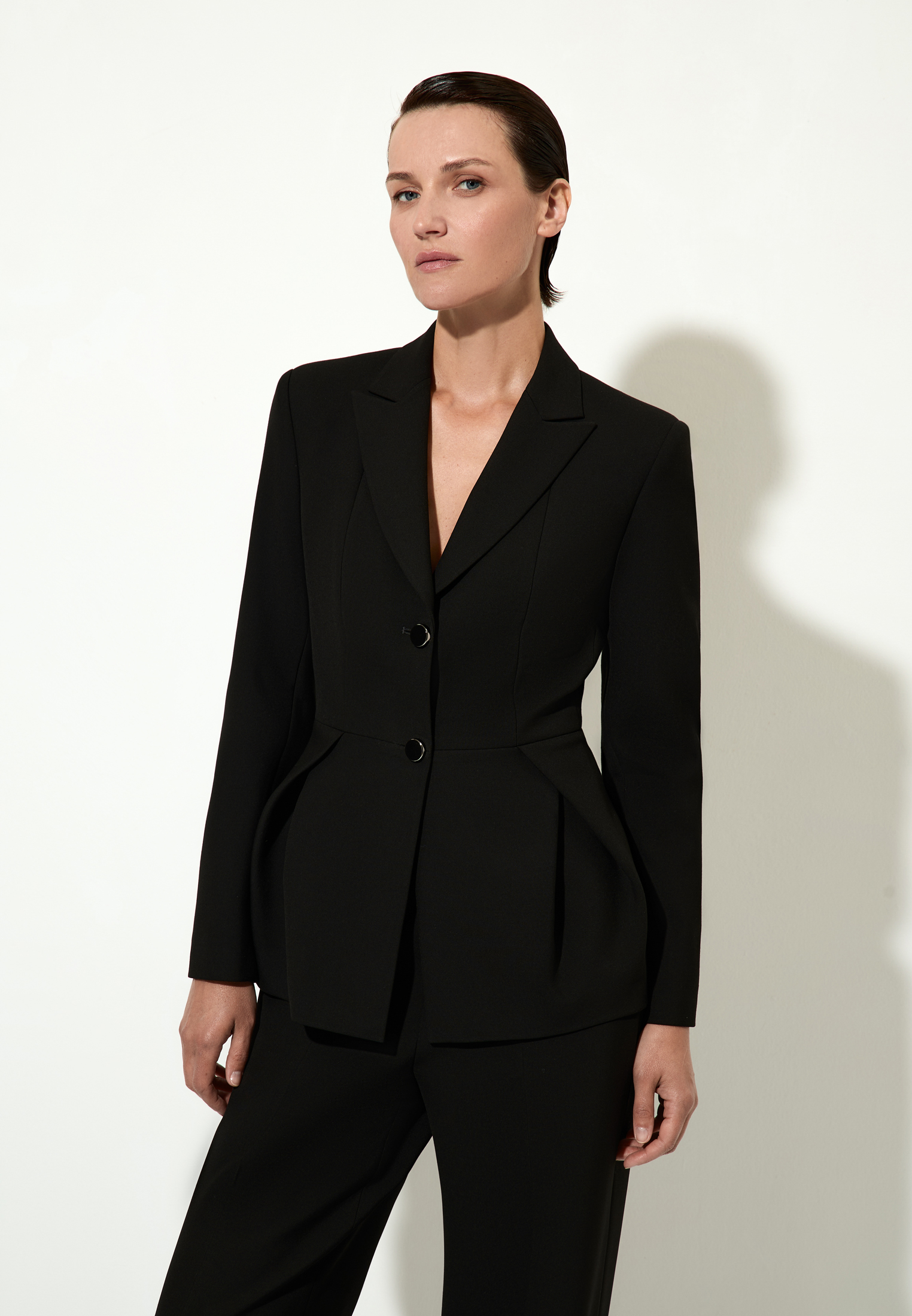 Приталенный жакет с защипами VASSA&Co, пол женский, цвет черный, фото №4