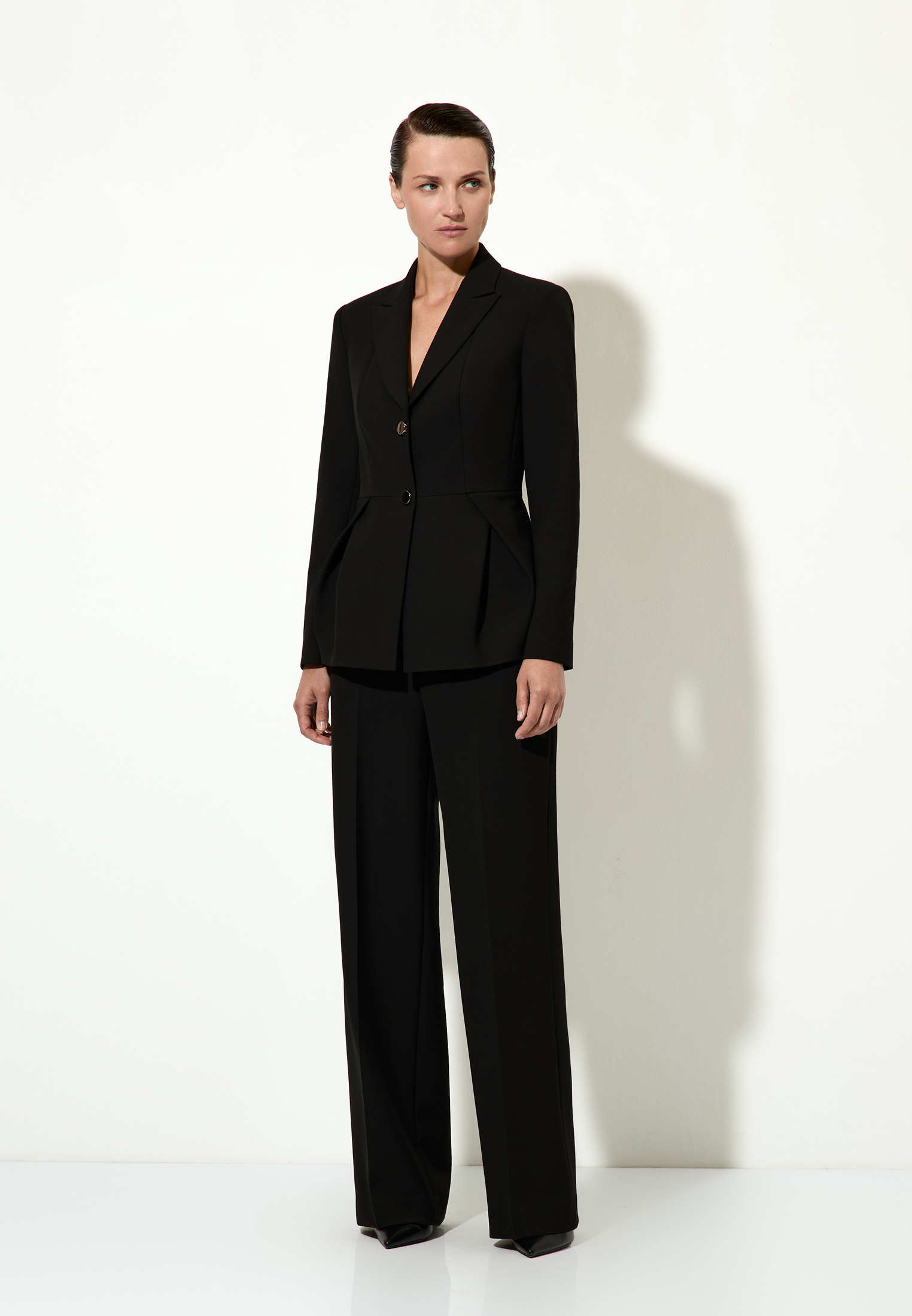 Приталенный жакет с защипами VASSA&Co, пол женский, цвет черный, фото №6