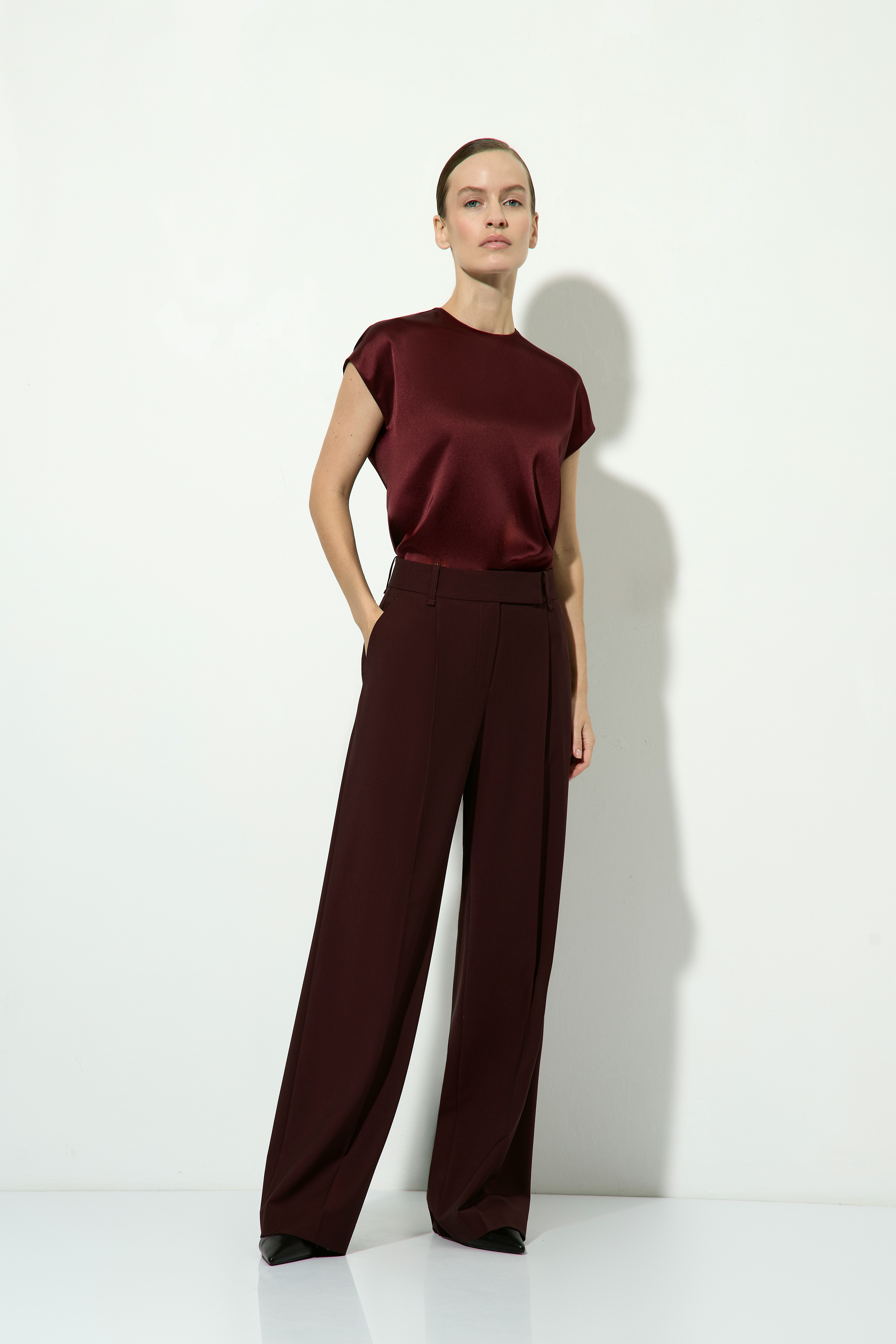 Брюки широкие бордовые VASSA&Co, пол женский, цвет бордовый, фото №4