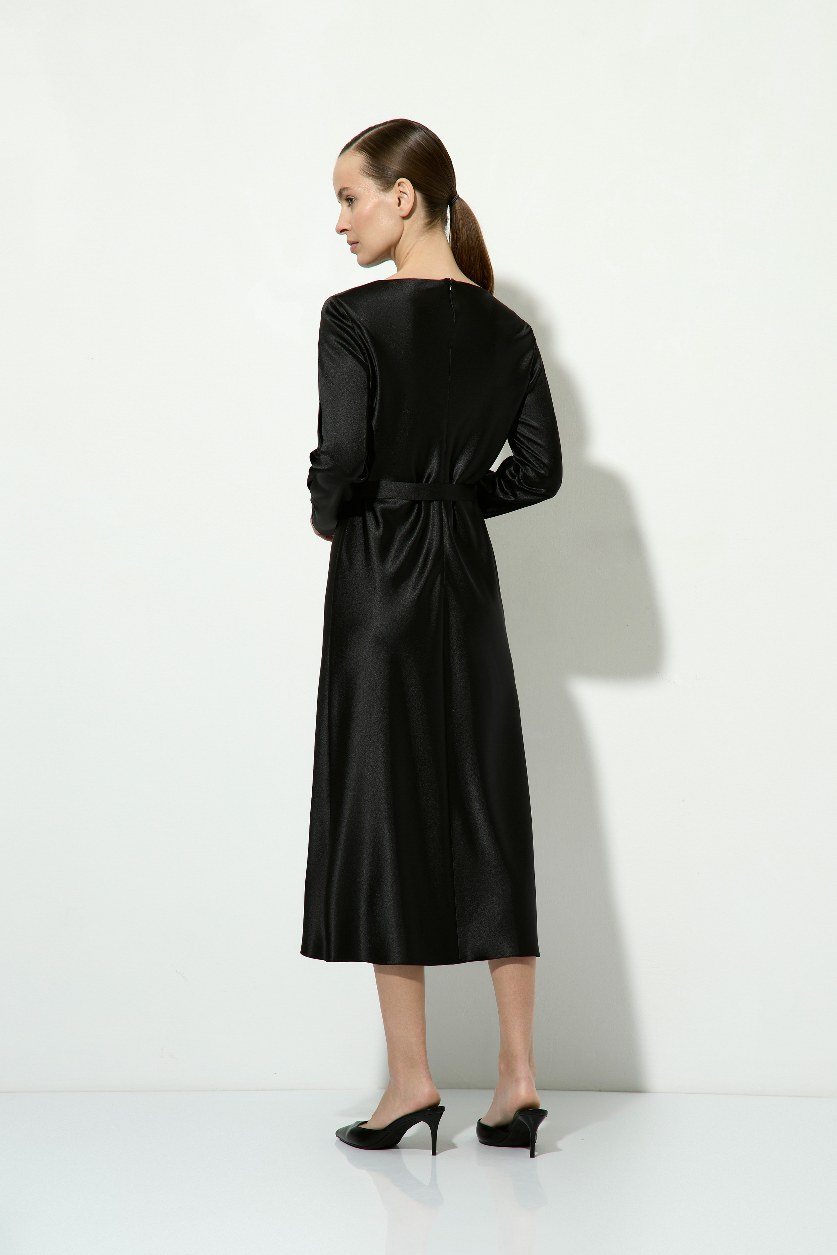 Атласное платье с поясом VASSA&Co, пол женский, цвет черный, фото №3