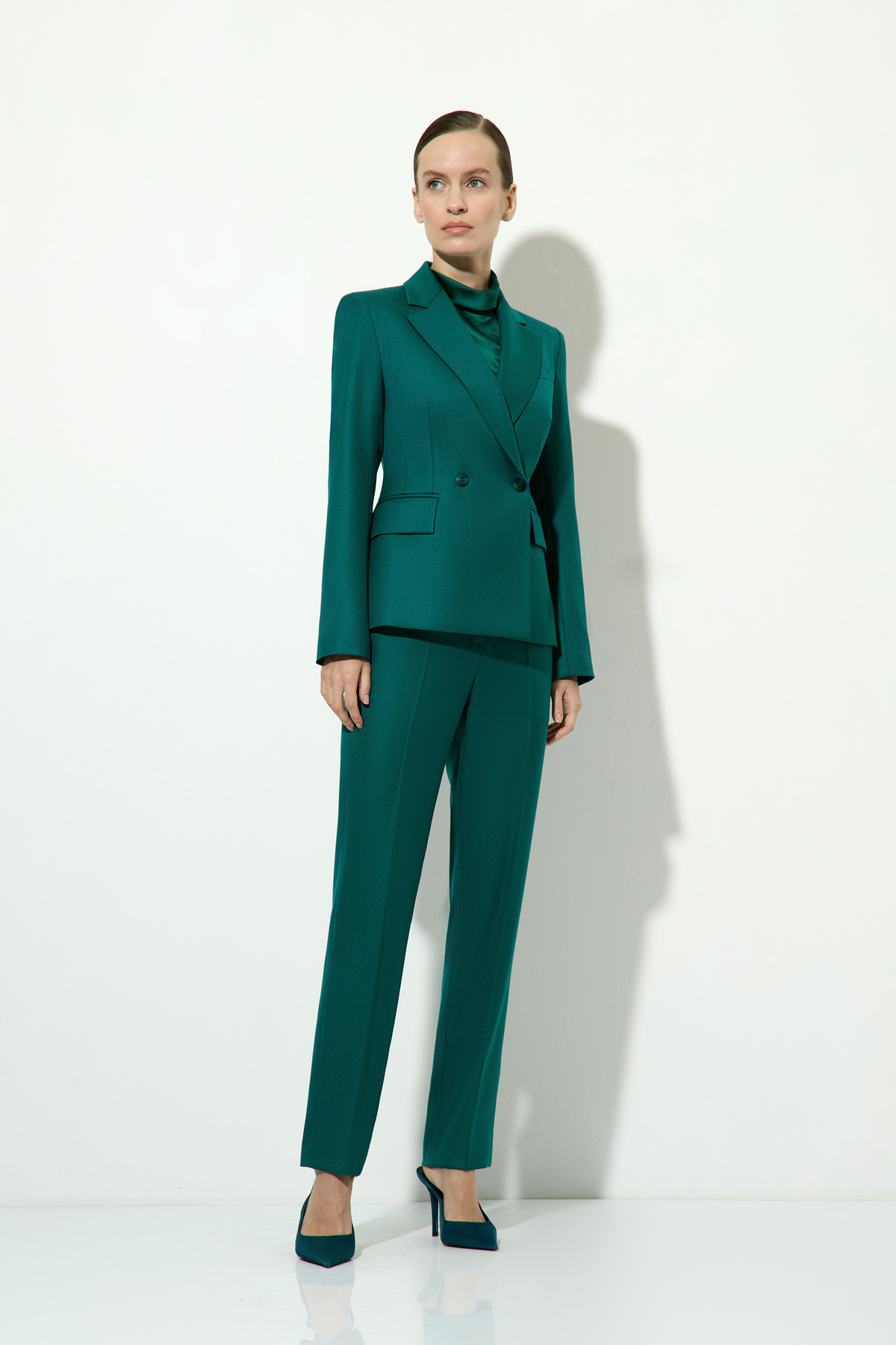 Брюки изумрудного цвета VASSA&Co, пол женский, цвет зеленый, фото №2