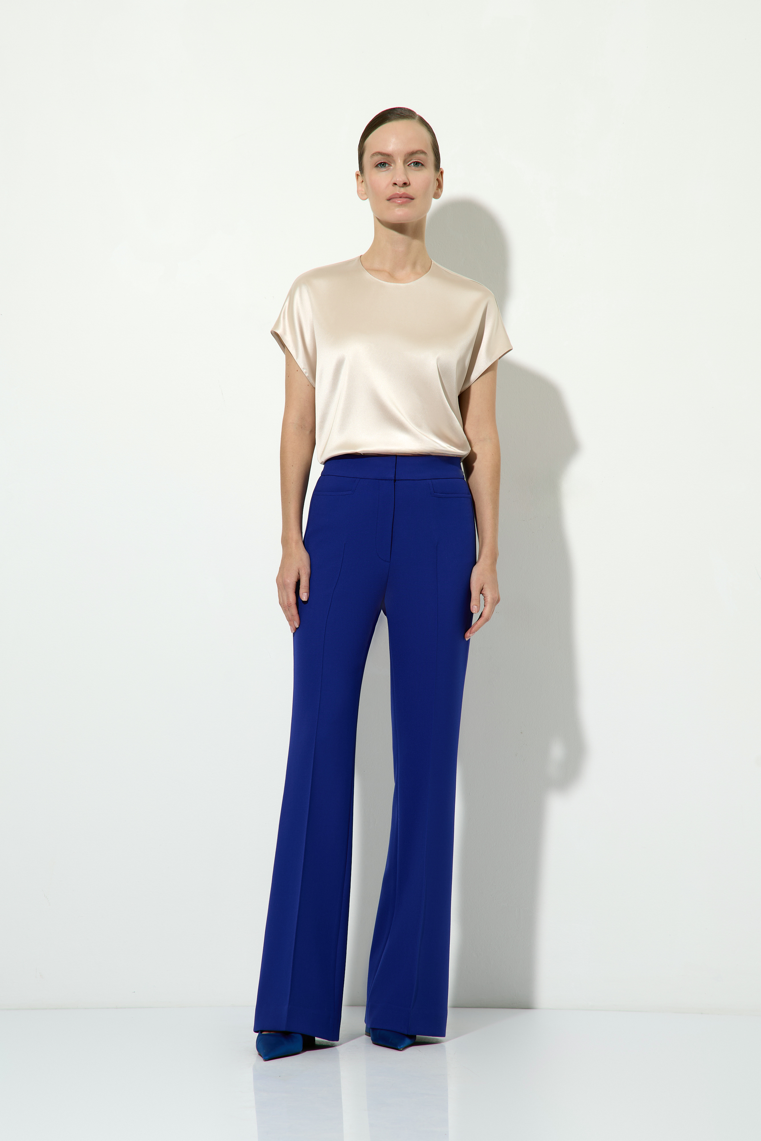 Брюки синего цвета VASSA&Co, пол женский, цвет синий, фото №3