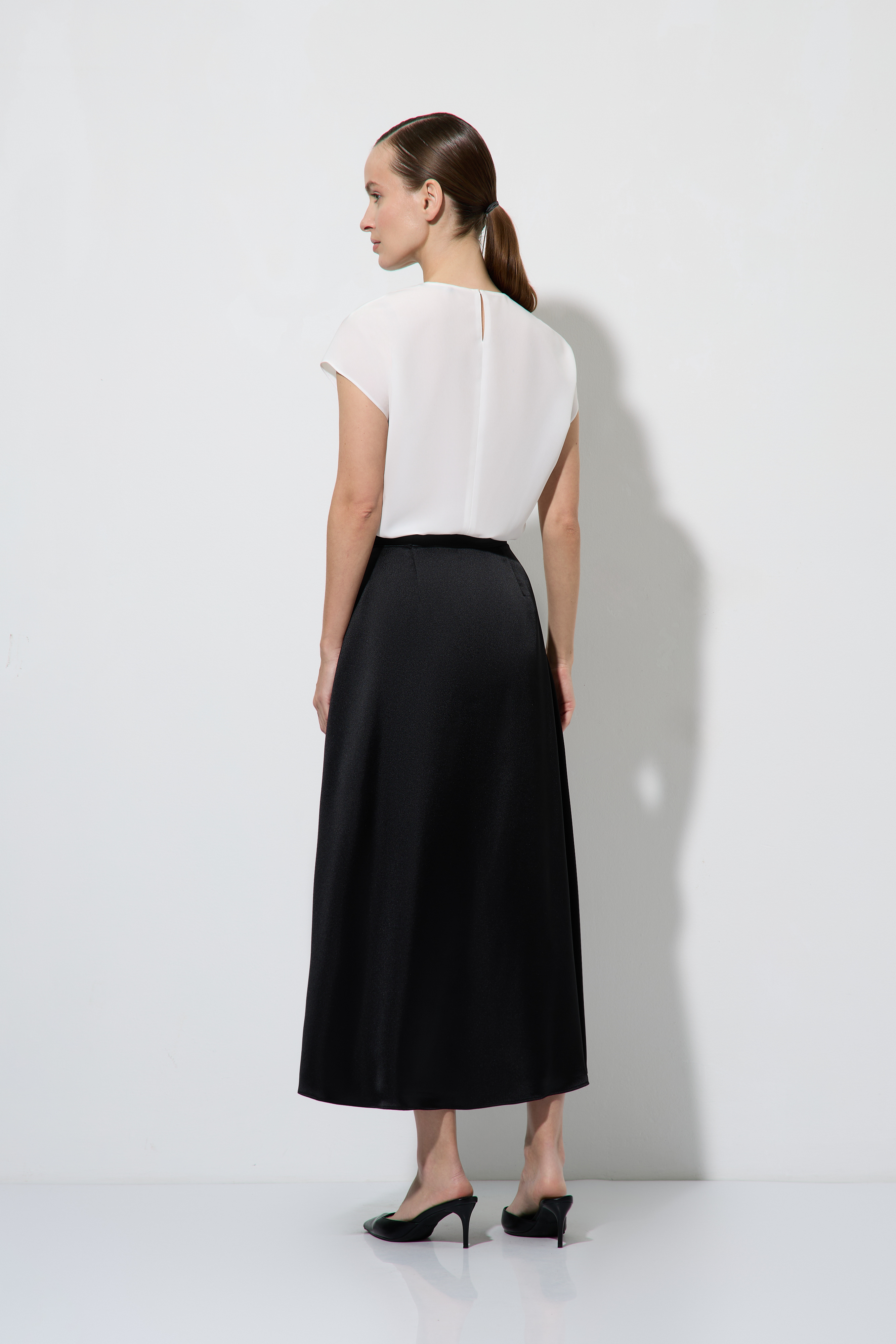 Атласная юбка-макси VASSA&Co, пол женский, цвет черный, фото №3