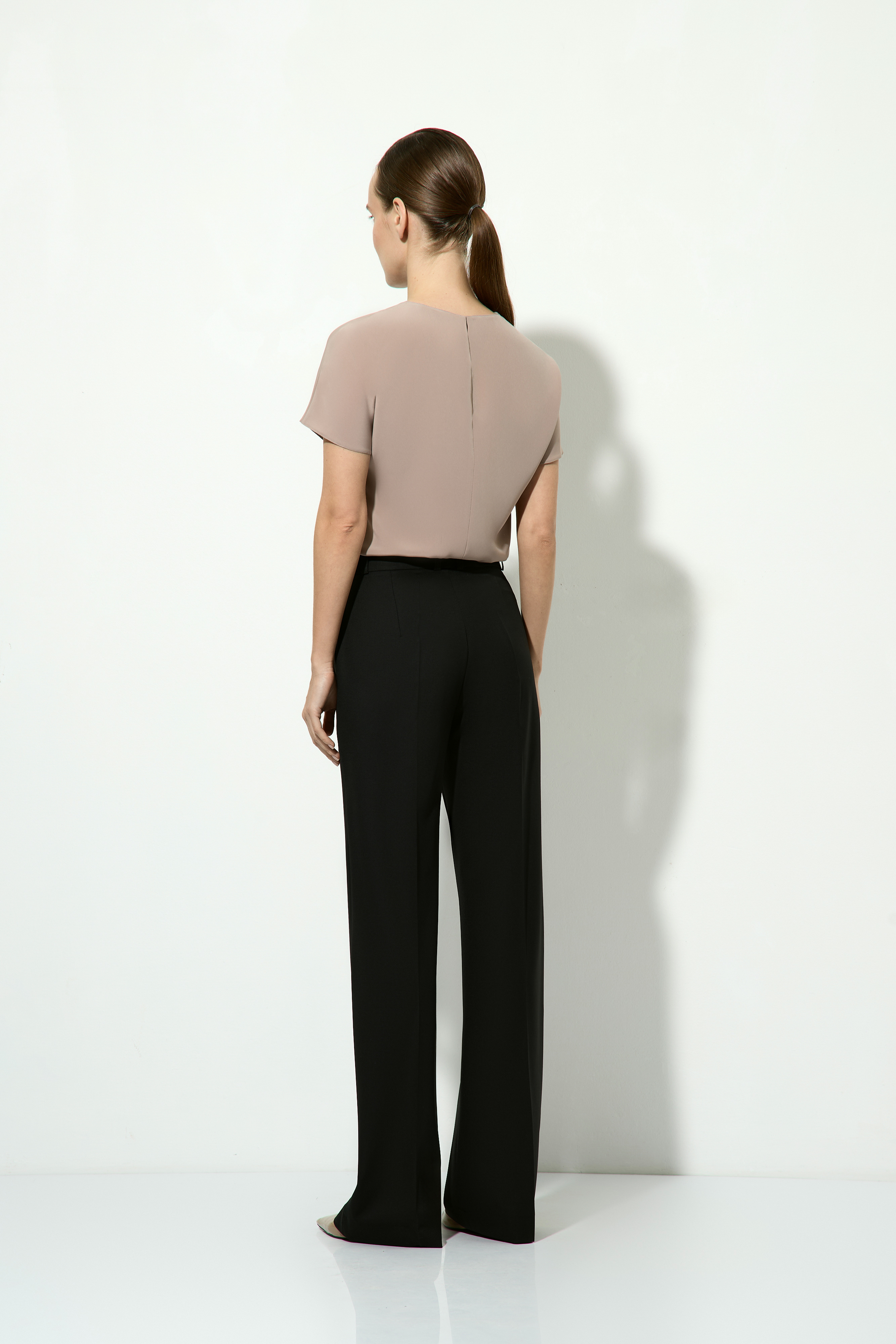 Брюки черные со стрелками VASSA&Co, пол женский, цвет черный, фото №4