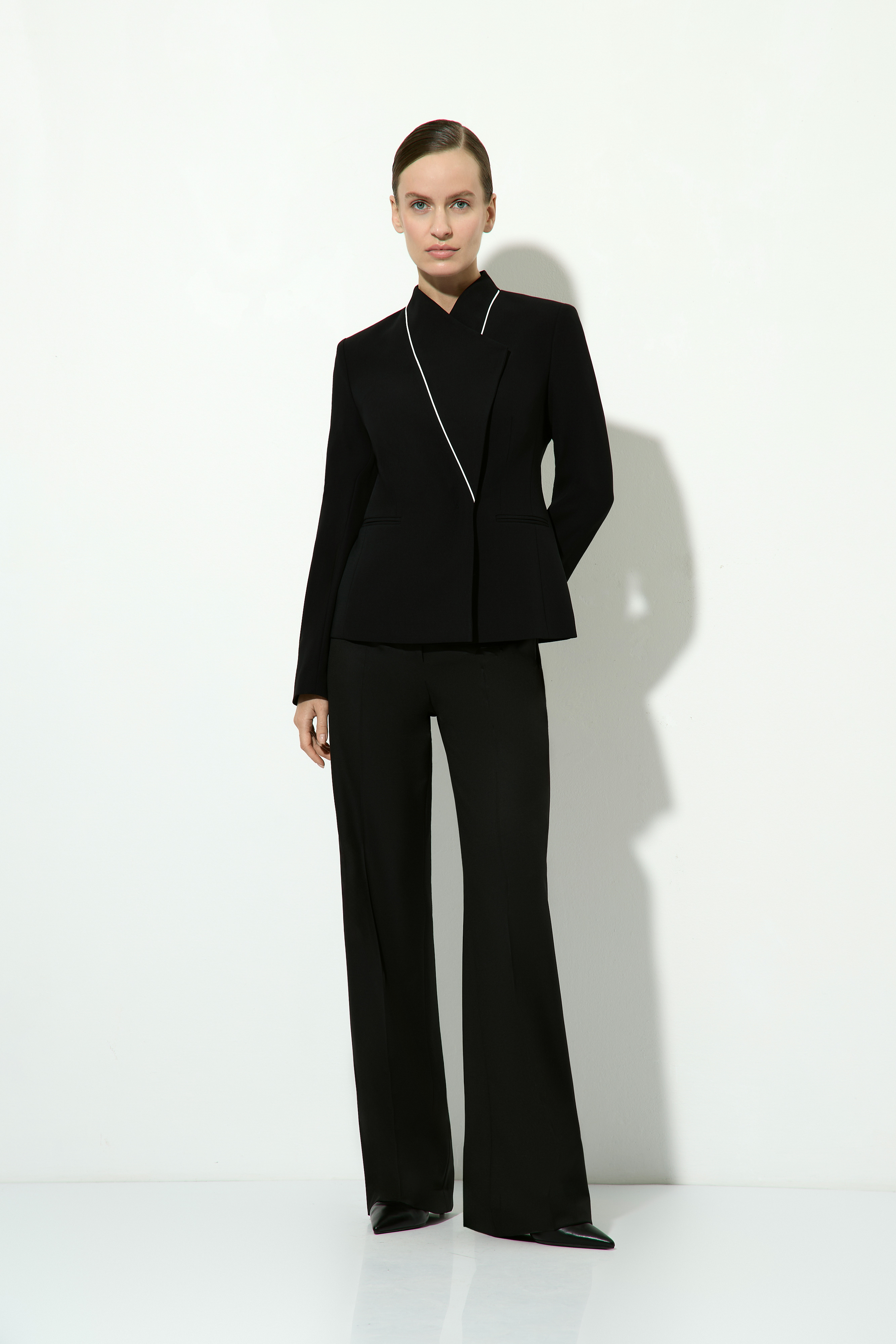 Брюки черные со стрелками VASSA&Co, пол женский, цвет черный, фото №2