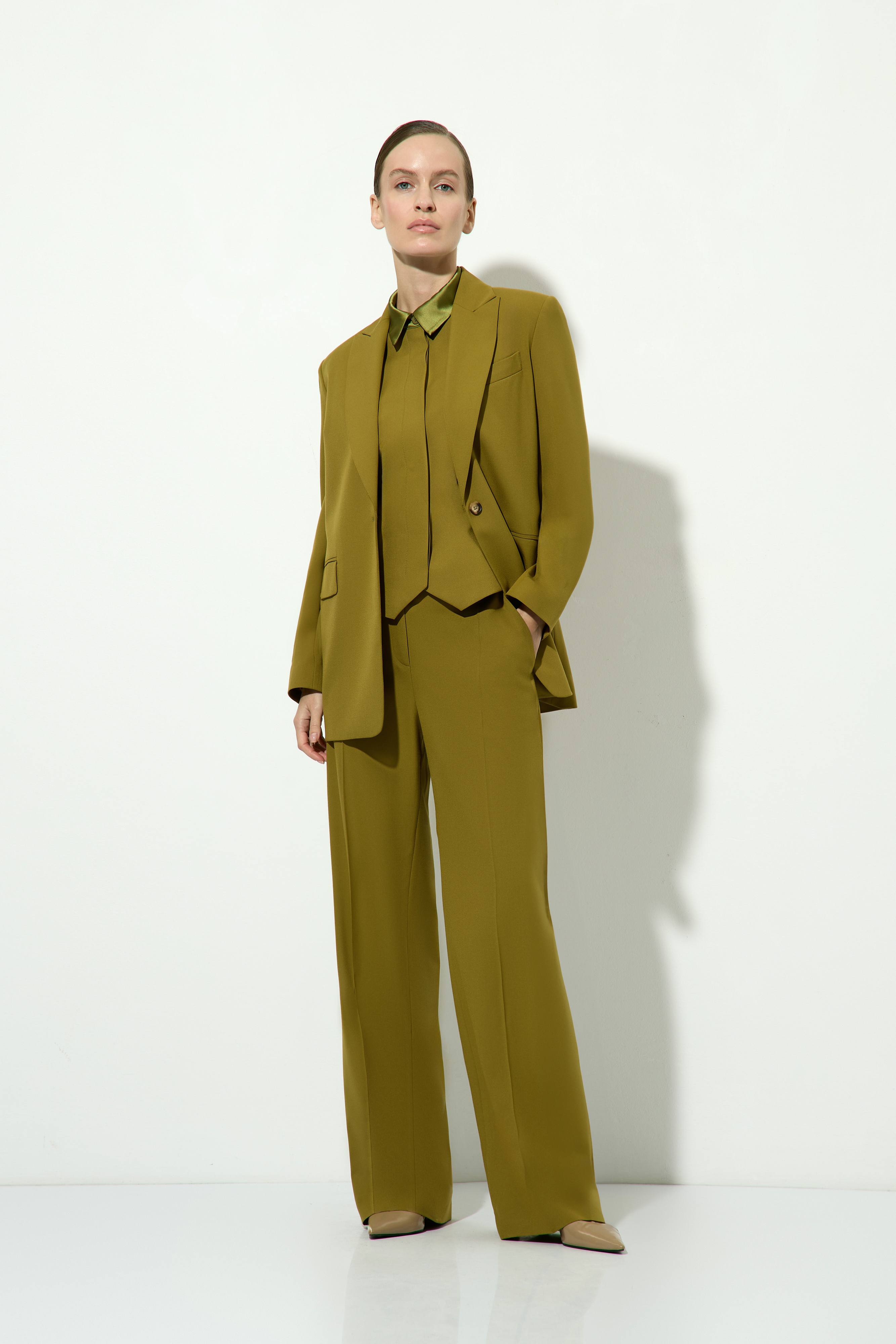 Жилет с атласным воротником VASSA&Co, пол женский, цвет хаки, фото №11