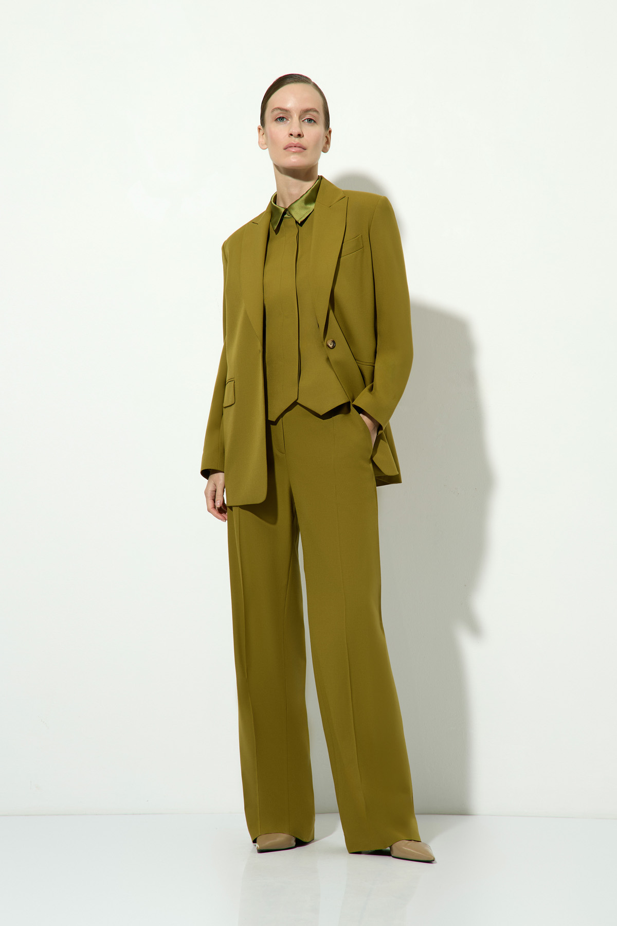 Брюки прямого кроя VASSA&Co, пол женский, цвет хаки, фото №10