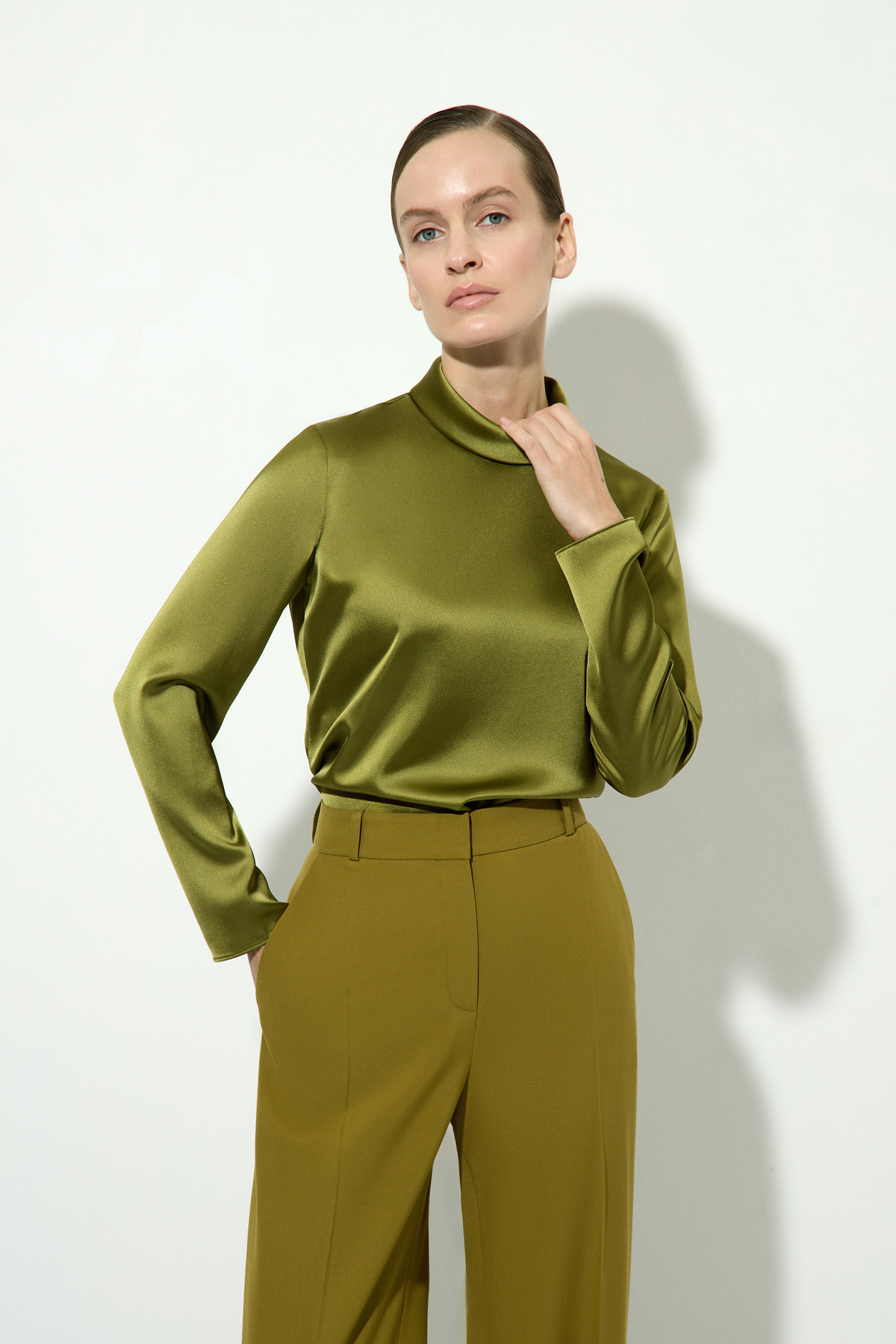 Блузка с длинным рукавом VASSA&Co, пол женский, цвет хаки, фото №2