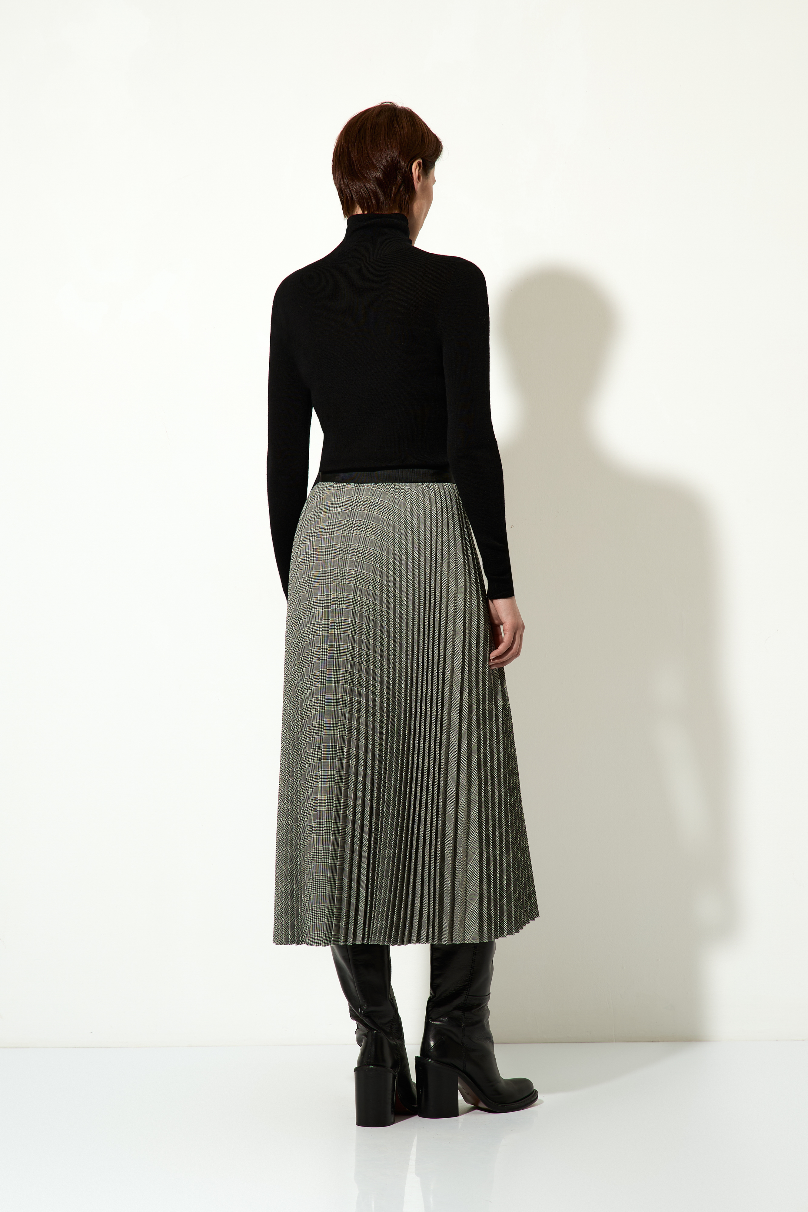 Водолазка из шерсти мериноса VASSA CODE, пол женский, цвет черный, фото №4