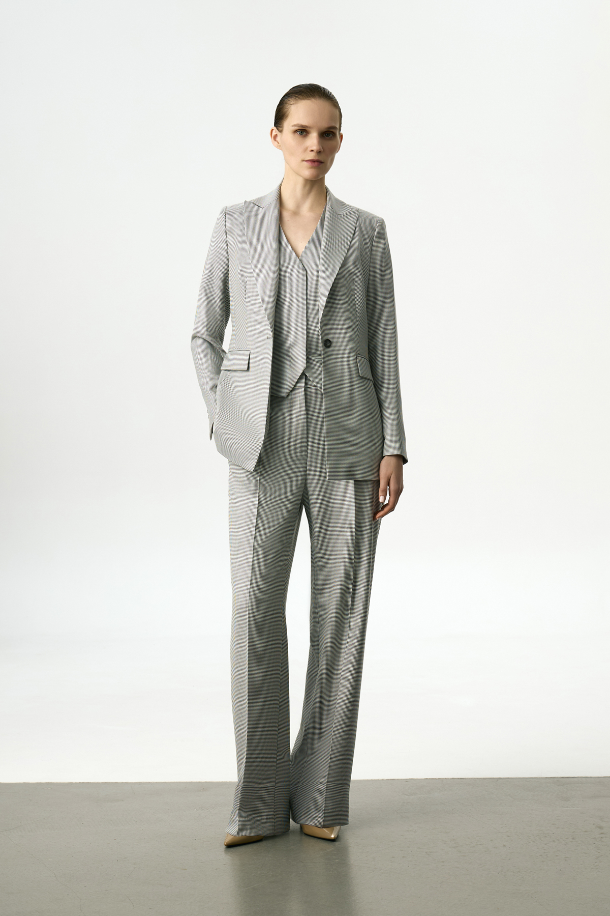 Брюки с принтом «гусиная лапка» VASSA&Co, пол женский, цвет серый, фото №3