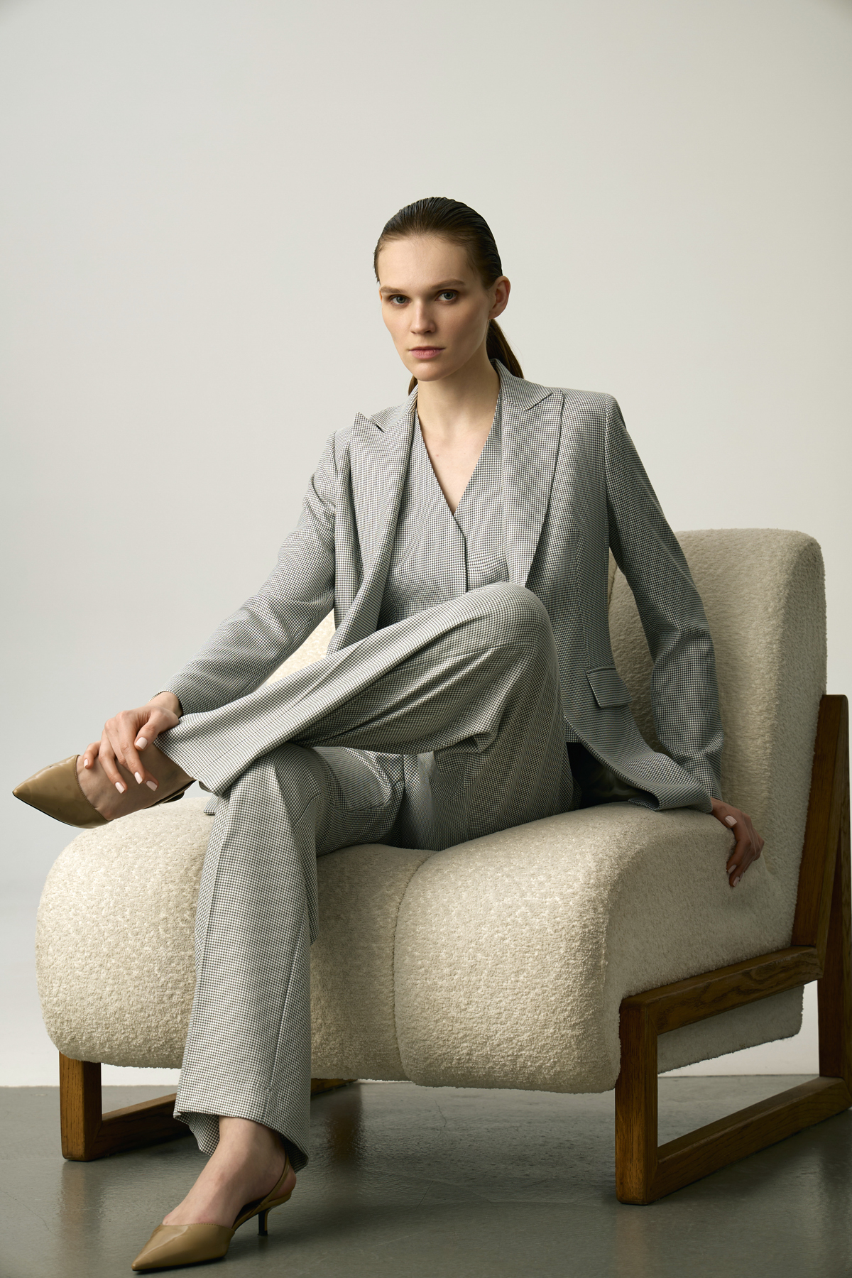 Брюки с принтом «гусиная лапка» VASSA&Co, пол женский, цвет серый, фото №2