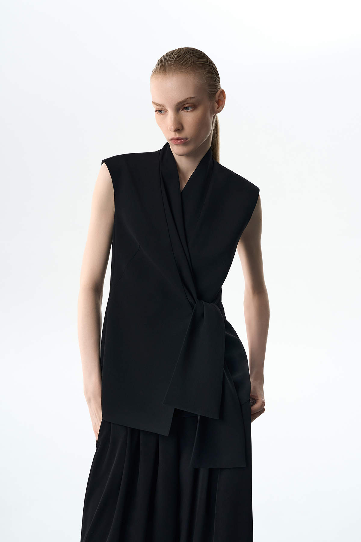 Асимметричный черный жилет VASSA&Co, пол женский, цвет черный, фото №2