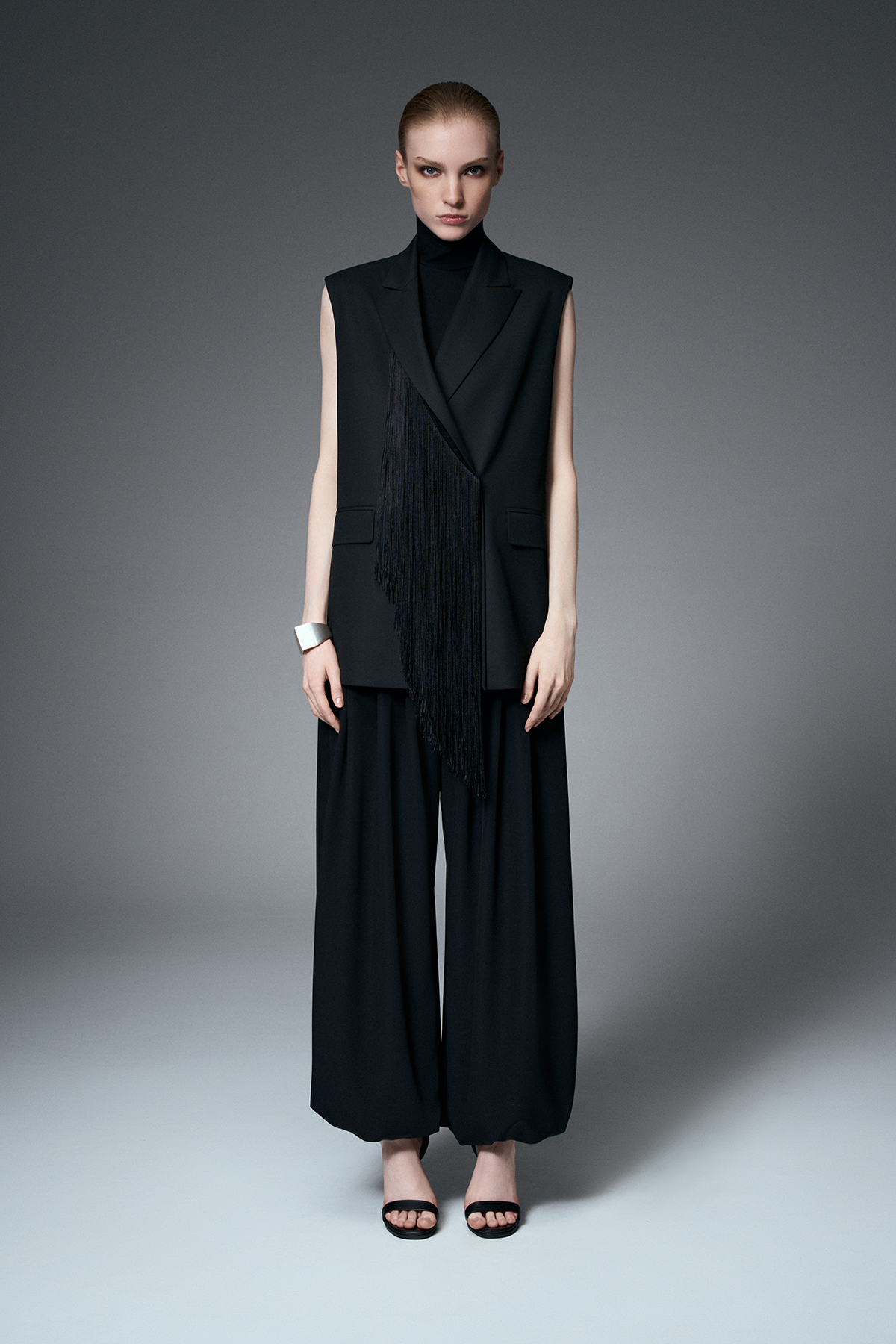 Удлиненный жилет с бахромой VASSA&Co, пол женский, цвет черный, фото №4