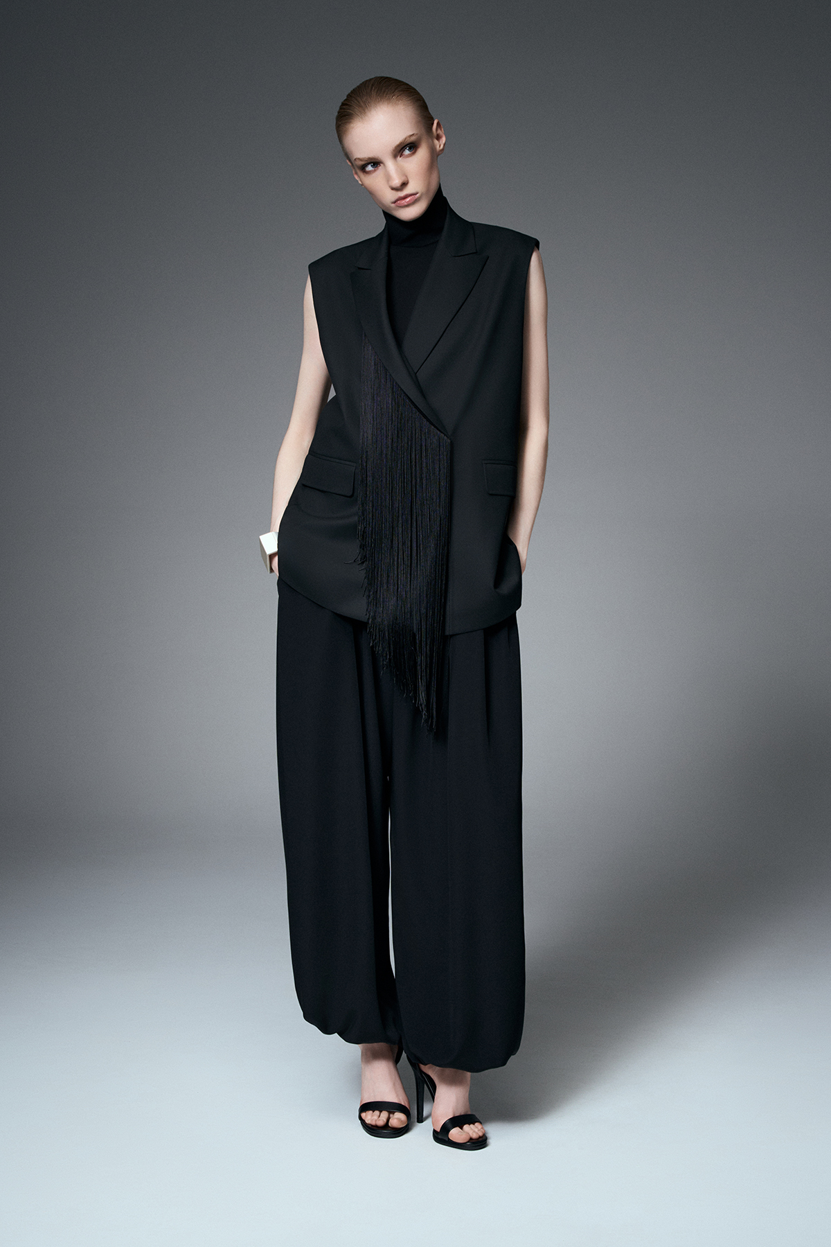 Удлиненный жилет с бахромой VASSA&Co, пол женский, цвет черный, фото №3