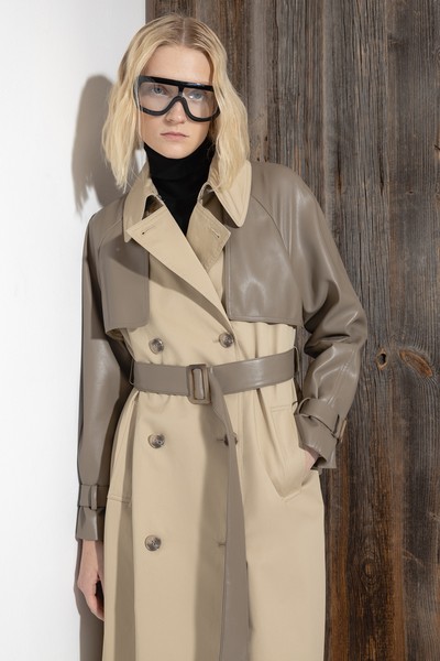 Двубортный тренч с деталями из экокожи VASSA CODE, пол женский, цвет коричневый, фото №2