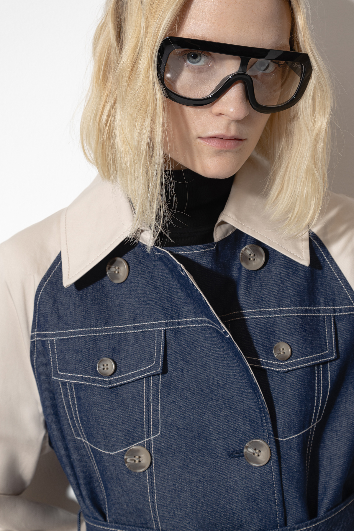 Двубортный тренч с джинсой VASSA CODE, пол женский, цвет белый, фото №2