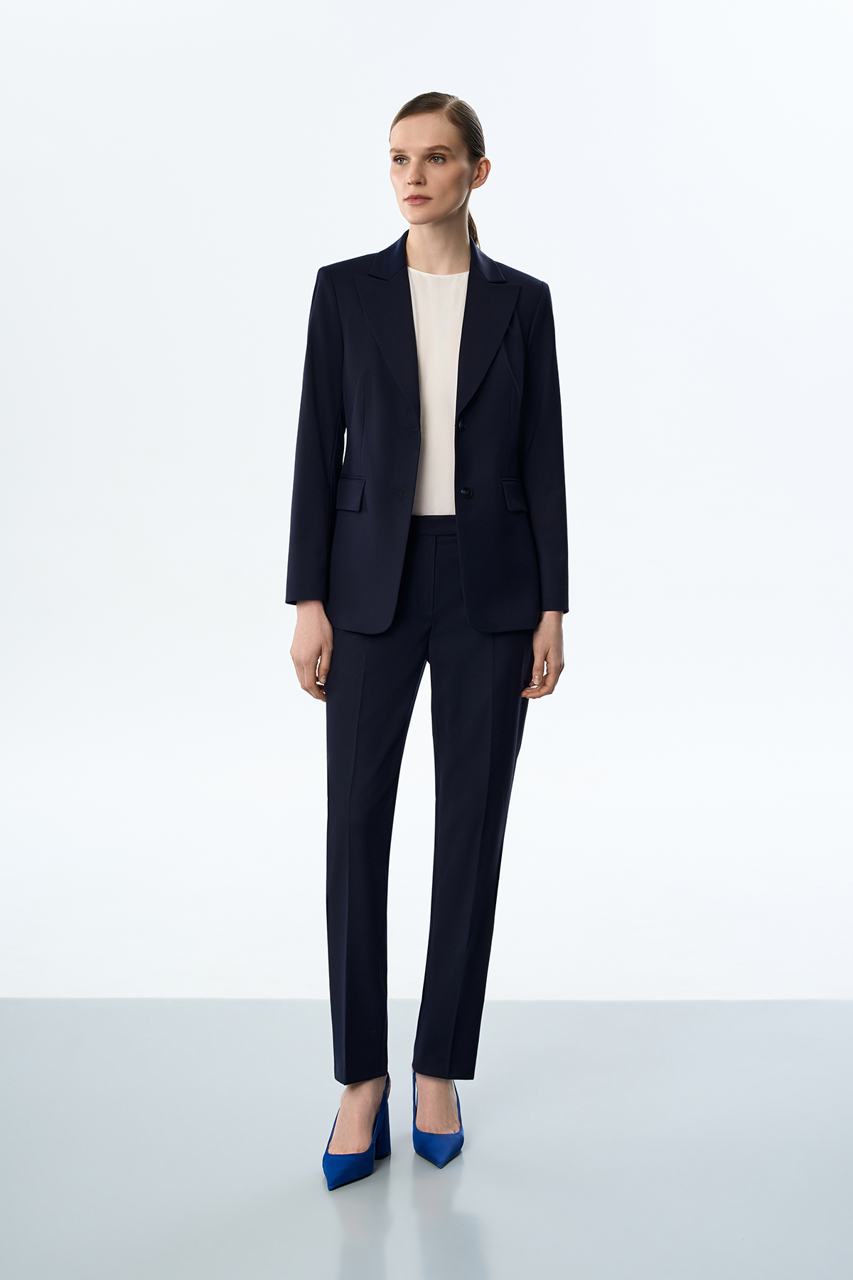 Брюки зауженные синие VASSA&Co, пол женский, цвет синий, фото №3