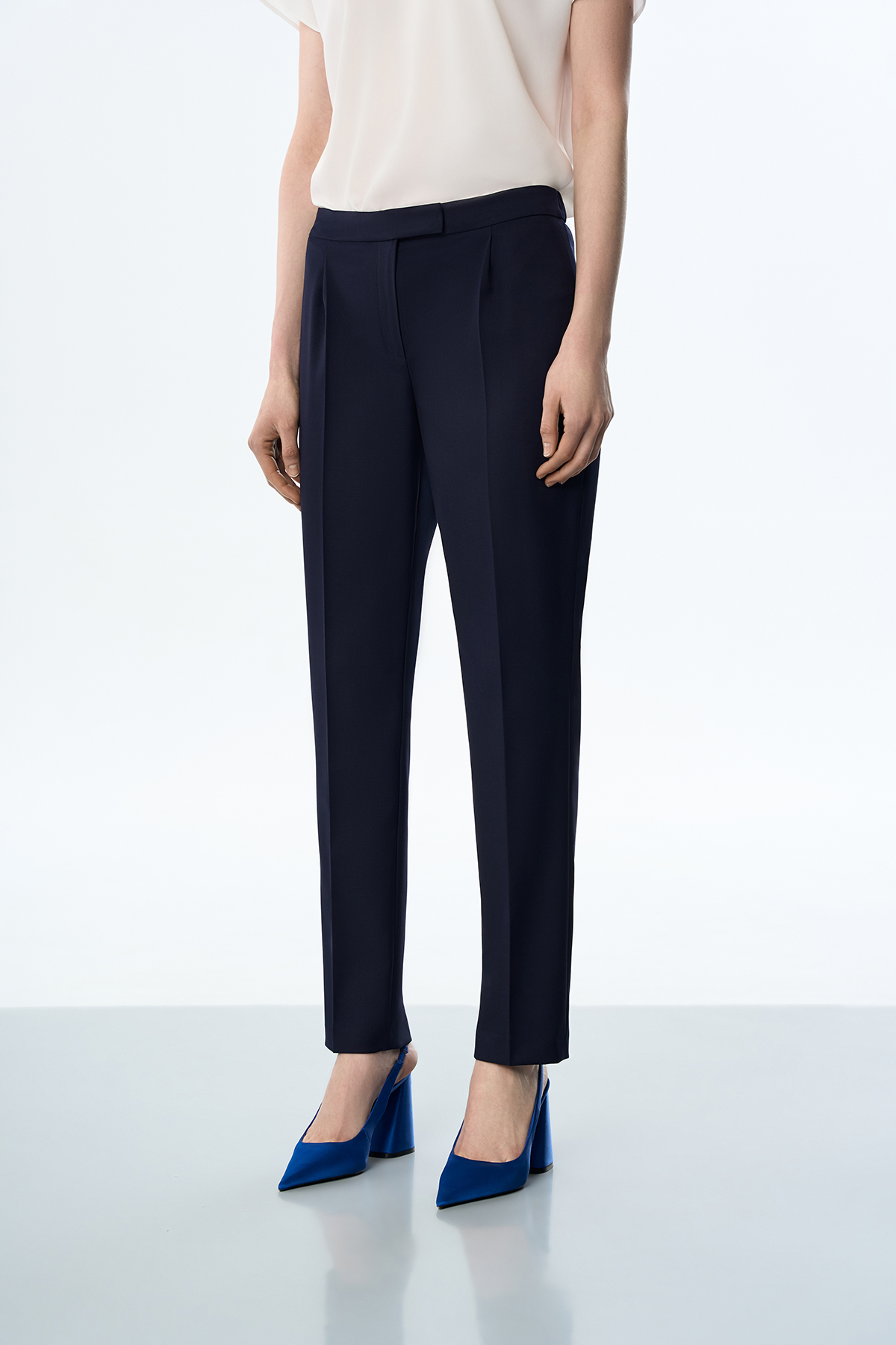 Брюки зауженные синие VASSA&Co, пол женский, цвет синий, фото №2