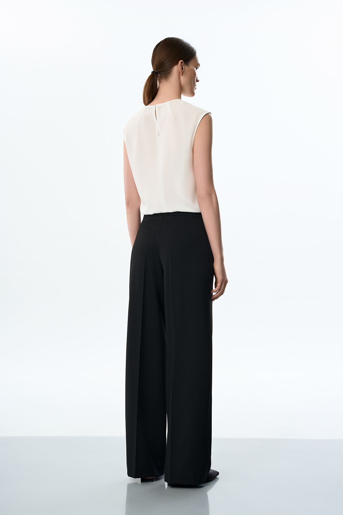 Брюки черные со стрелками VASSA&Co, пол женский, цвет черный, фото №4