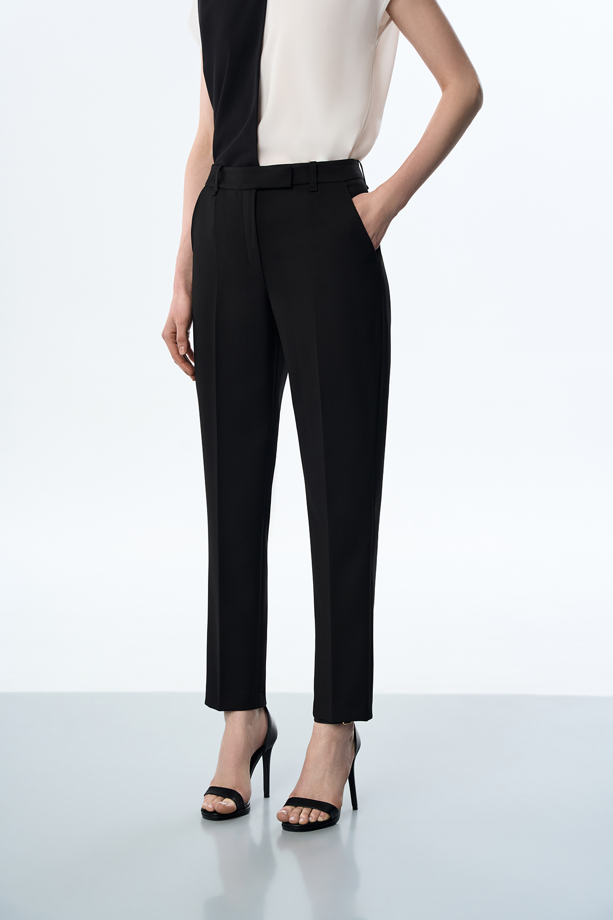 Брюки зауженные черные VASSA&Co, пол женский, цвет черный, фото №2