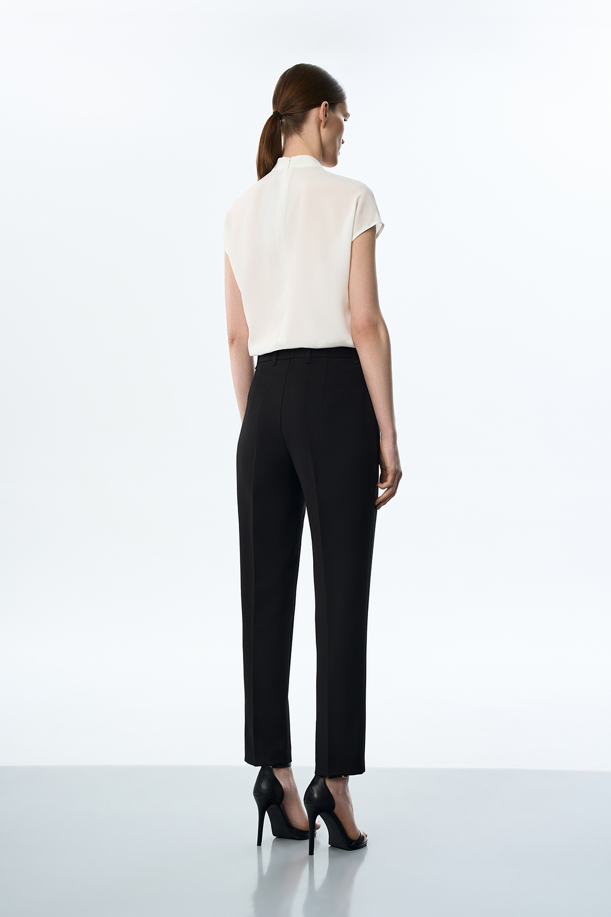 Брюки зауженные черные VASSA&Co, пол женский, цвет черный, фото №4