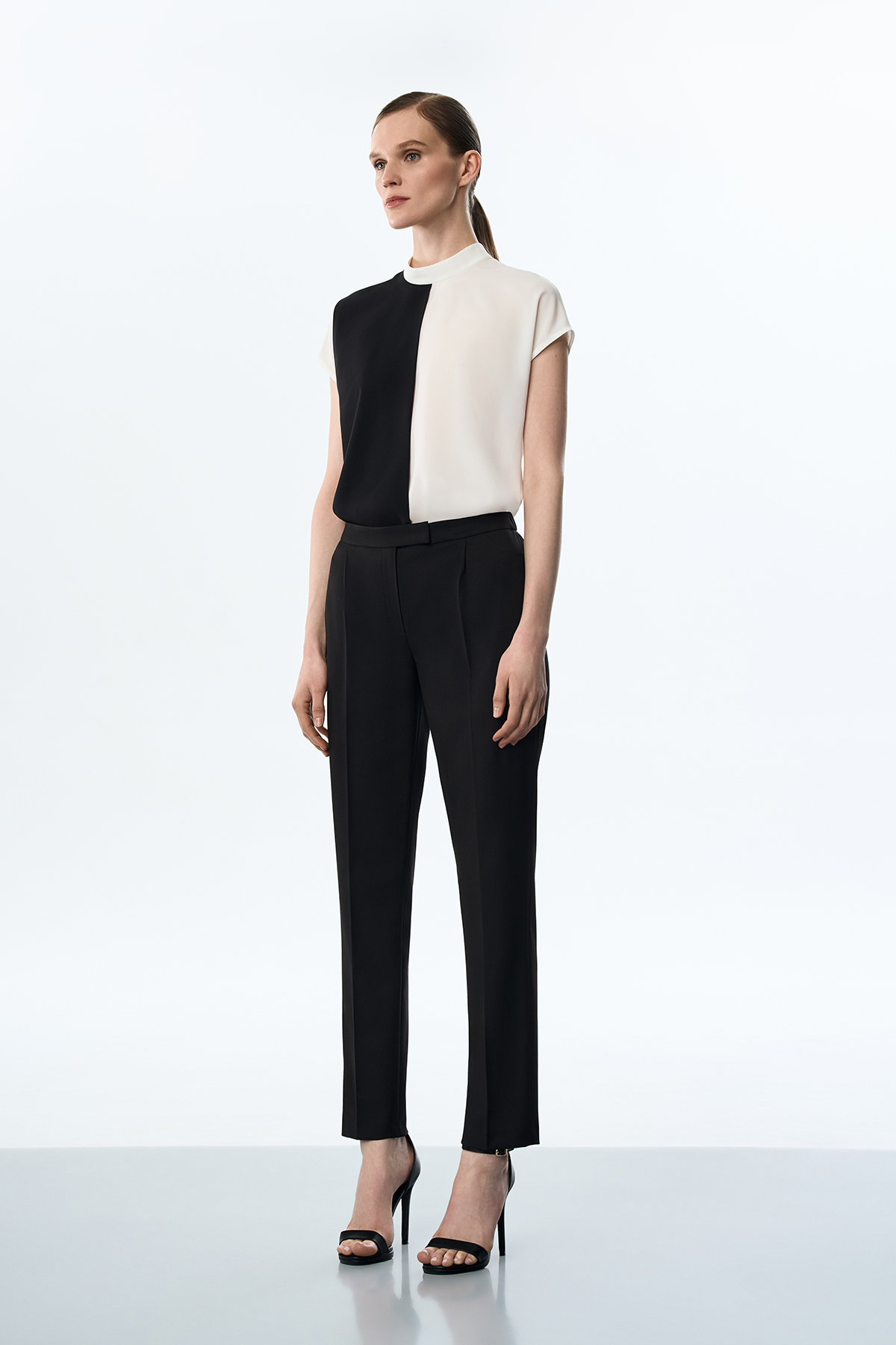 Брюки базовые зауженные VASSA&Co, пол женский, цвет черный, фото №2