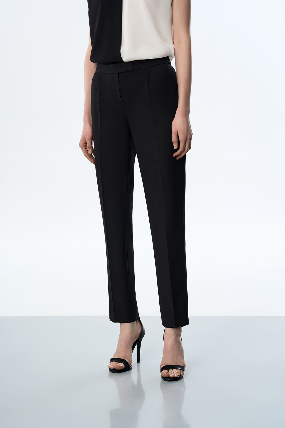 Брюки базовые зауженные VASSA&Co, пол женский, цвет черный, фото №3