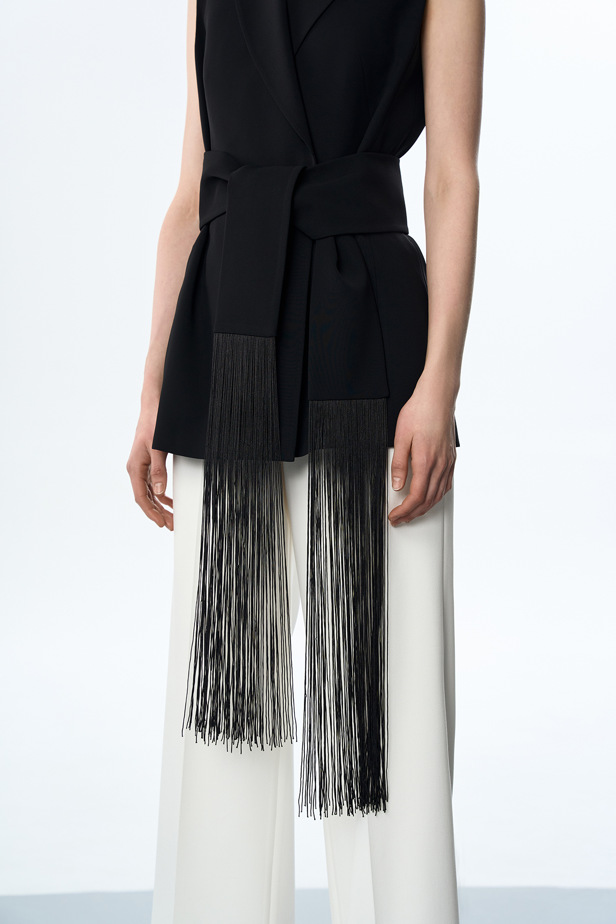 Жилет с поясом с бахромой VASSA&Co, пол женский, цвет черный, фото №4