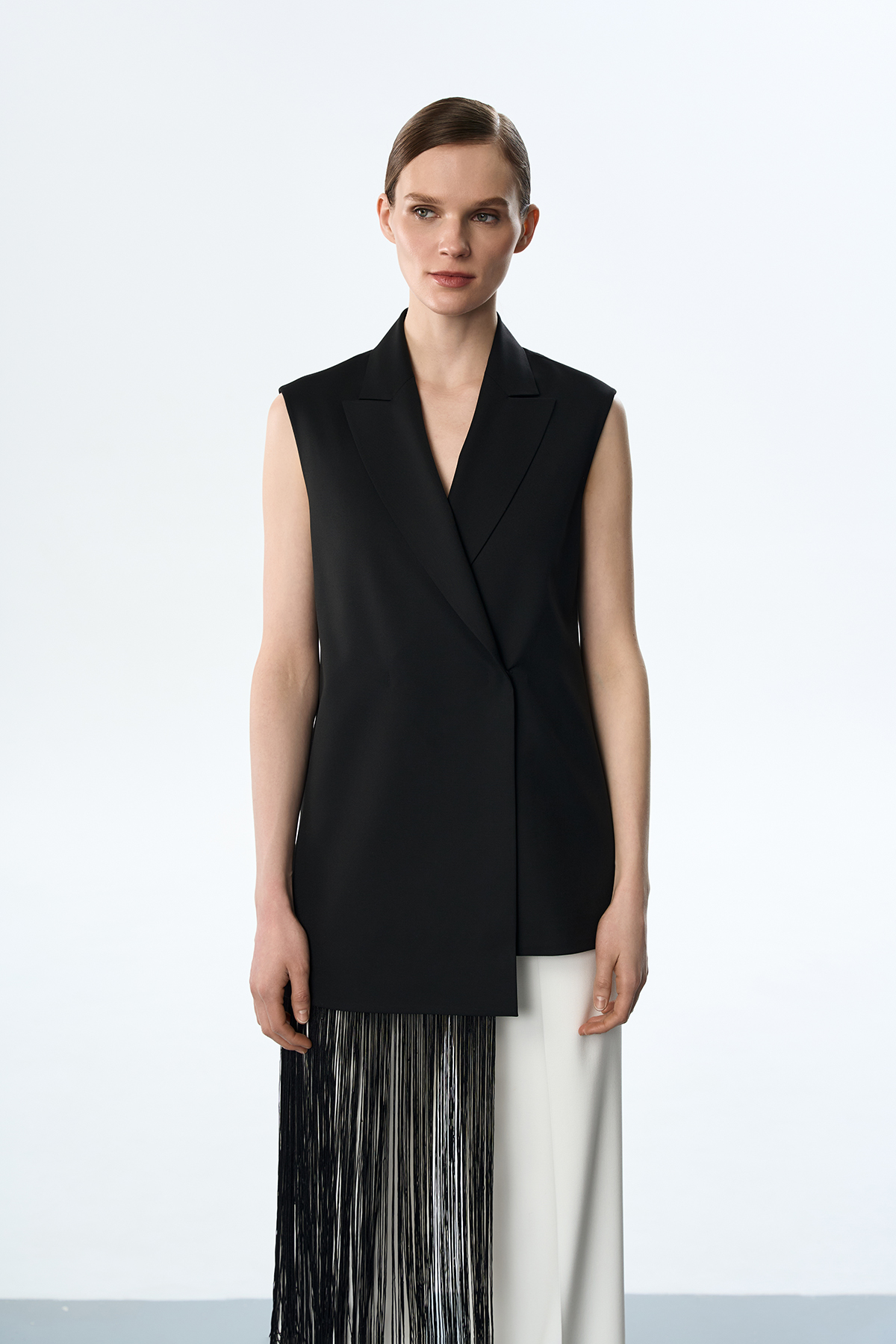 Жилет удлиненный с бахромой VASSA&Co, пол женский, цвет черный, фото №2