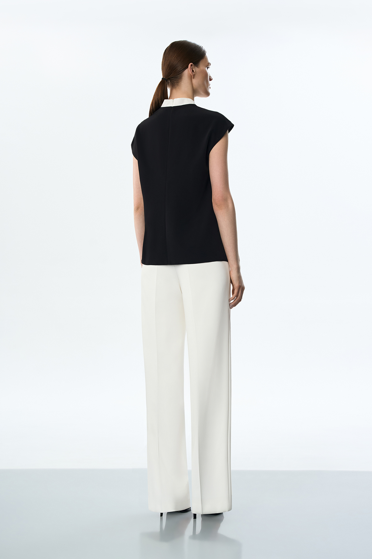 Блузка с контрастной вставкой VASSA&Co, пол женский, цвет черный, фото №4