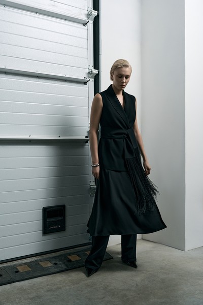 Жилет с поясом с бахромой VASSA&Co, пол женский, цвет черный, фото №2