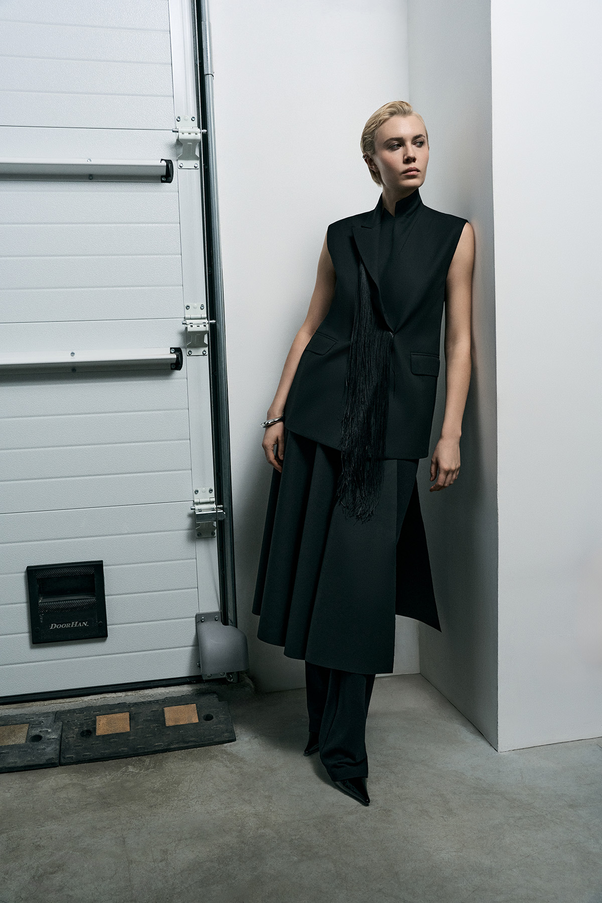 Удлиненный жилет с бахромой VASSA&Co, пол женский, цвет черный, фото №2