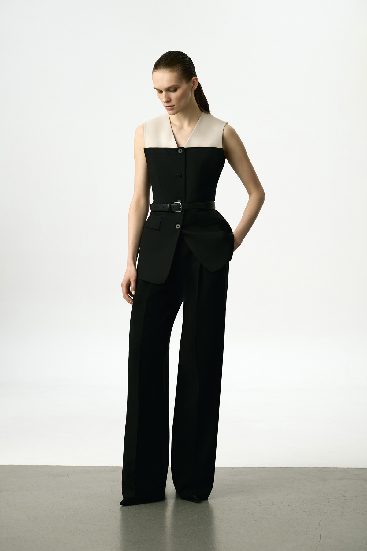 Жилет приталенный VASSA&Co, пол женский, цвет черный, фото №2