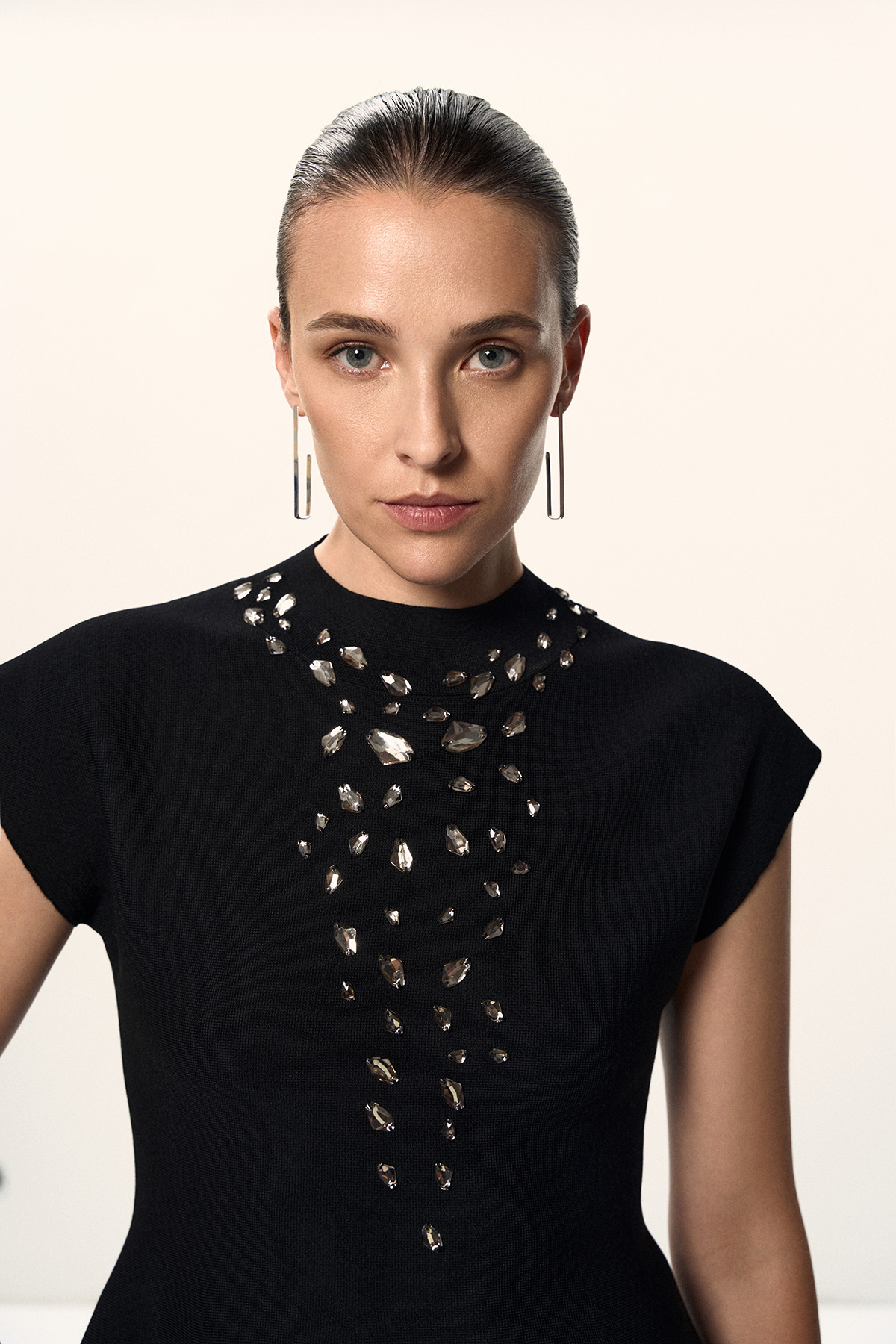Черный джемпер с декоративными кристаллами VASSA CODE, пол female, цвет black, фото №2
