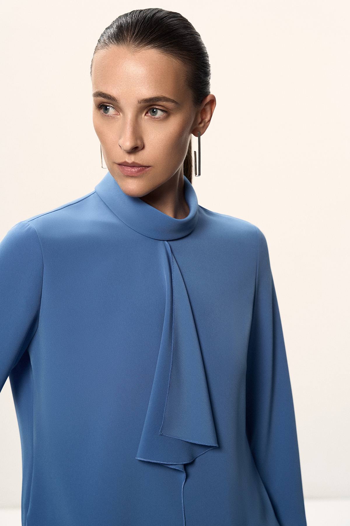Блузка с асимметричной драпировкой VASSA&Co, пол female, цвет синий, фото №4