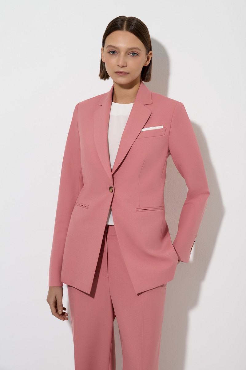 Брючный костюм в розовом цвете
