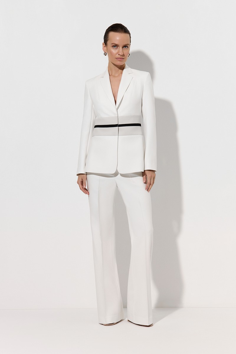 Брючный костюм с акцентным поясом
