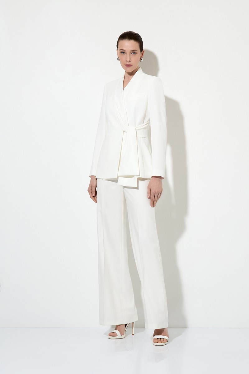 Костюм с акцентом на талии