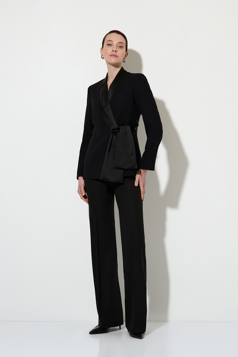 Костюм с акцентом на талии