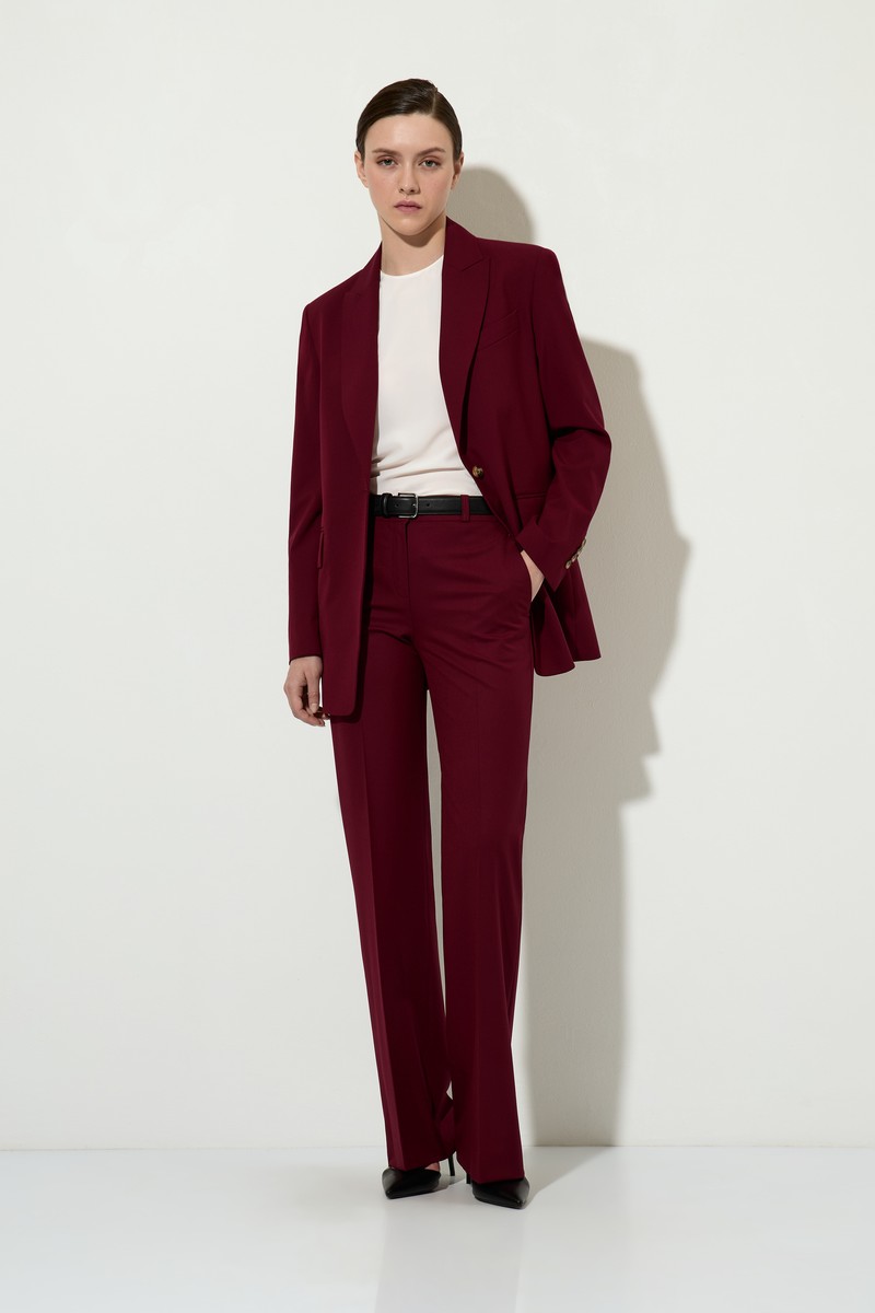 Брючный костюм в бордовом оттенке
